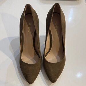 BCBGeneration Suede Pointed-Toe Block Heel Pumps – Olive. Size 8/38